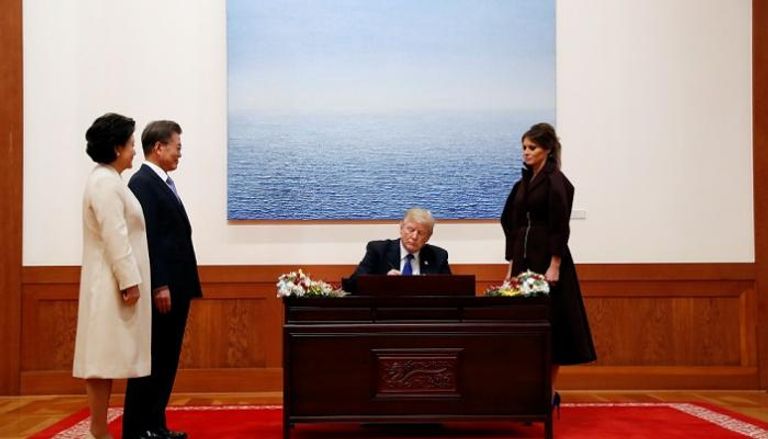 الرئيس الأمريكي ونظيره الكوري الجنوبي خلال توقيع الاتفاق 