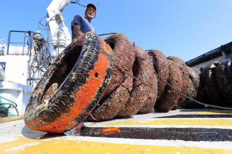 فرنسا تسحب إطارات وضعتها بالبحر المتوسط منذ 4 عقود