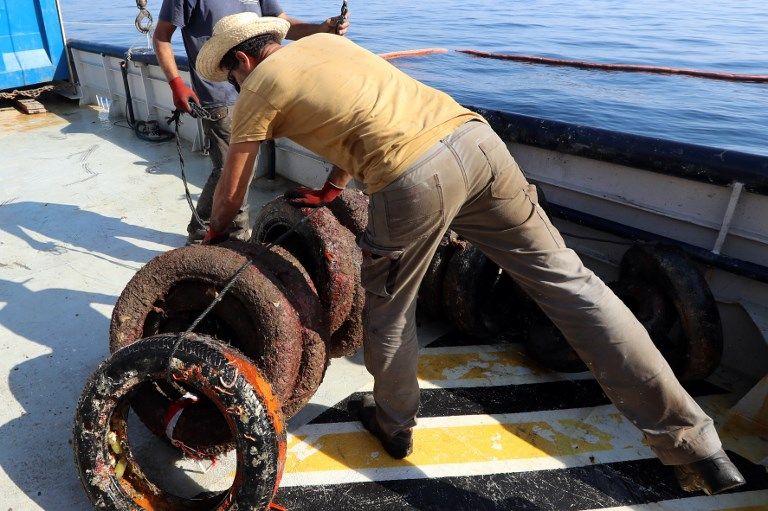 فرنسا تسحب إطارات وضعتها بالبحر المتوسط منذ 4 عقود