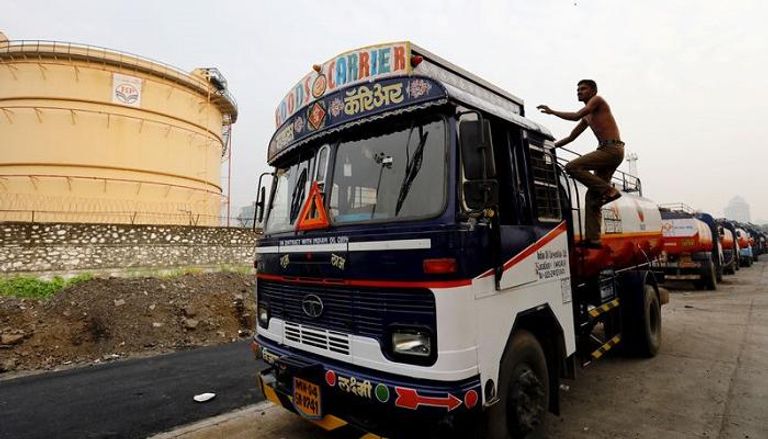  شاحنة لنقل النفط خارج مخزن وقود في مومباي بالهند - رويترز