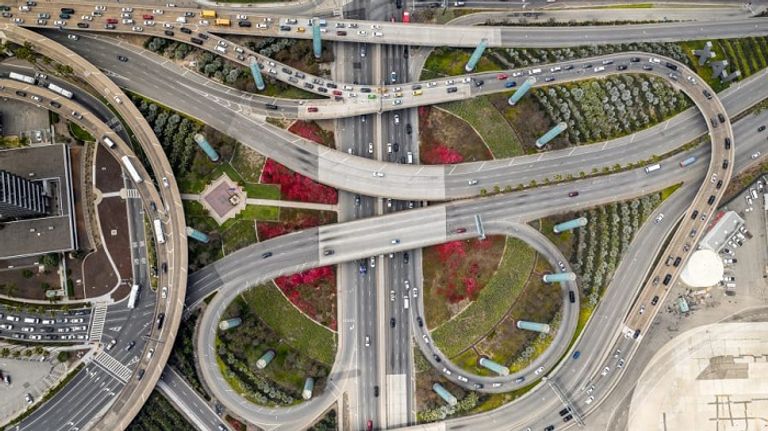 من سلاح المظلات إلى فن التصوير الجوي