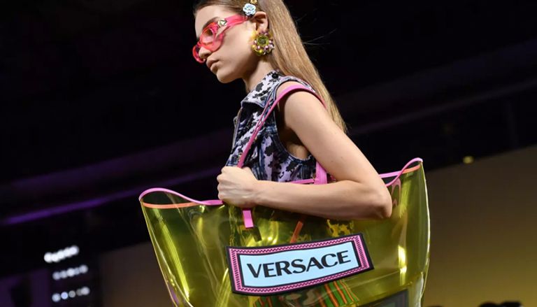 صورة من آخر عرض لفيرساتشي المصمم الأمريكي مايكل كورس - صورة أرشيفية