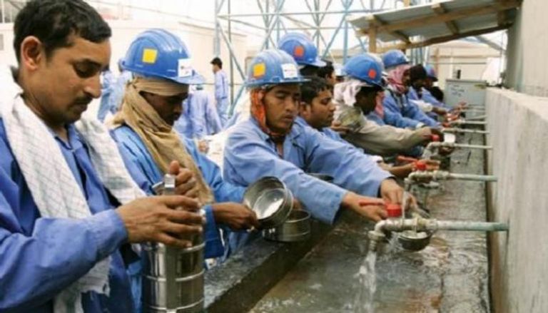 العمال الأجانب في قطر يعانون - أرشيفية