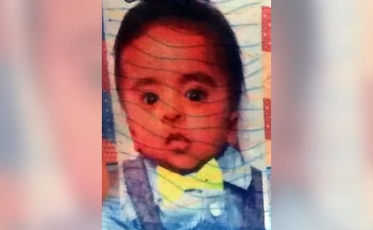 طائرة تابعة للخطوط الجوية القطرية وفي الإطار صورة للطفل