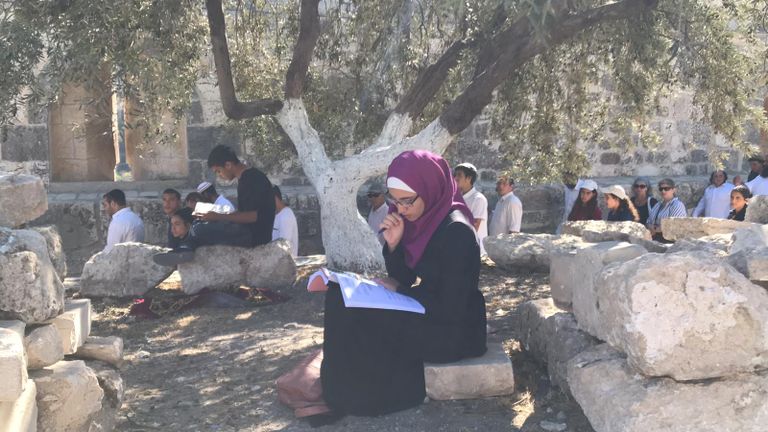 المستوطنون خلال اقتحامهم باحات الأقصى تحت حراسة قوات الاحتلال المستوطنون خلال اقتحامهم باحات الأقصى تحت حراسة قوات الاحتلال