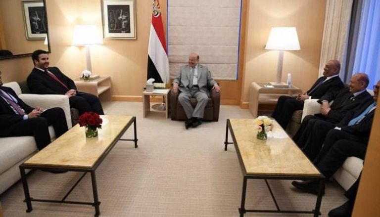 الرئيس اليمني عبدربه منصور هادي خلال لقائه الأمير خالد بن سلمان