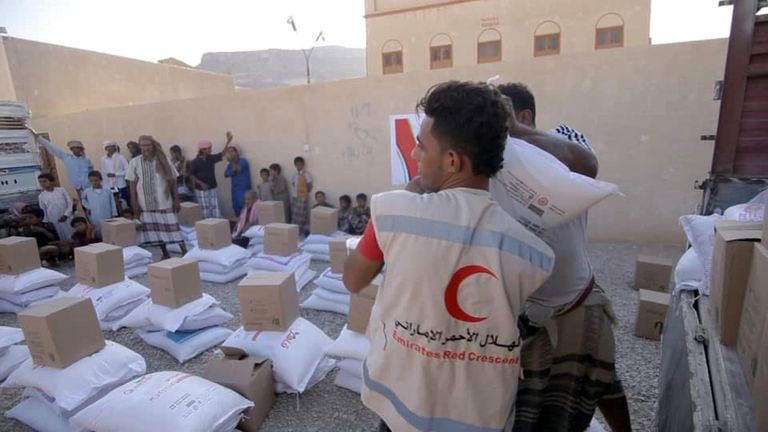 توزيع 250 سلة غذائية على أهالي المناطق النائية في حضرموت