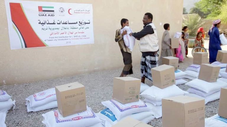 توزيع 250 سلة غذائية على أهالي المناطق النائية في حضرموت