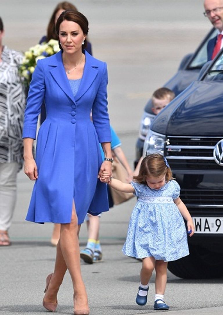 دوقة كامبريدج بإطلالة مكررة في زفاف صديقة العائلة الملكية