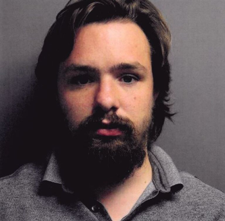 الأب يدعي أنه كان يضع كاميرا خفية لحث الناس على إنقاذ الطفل - أرشيفية