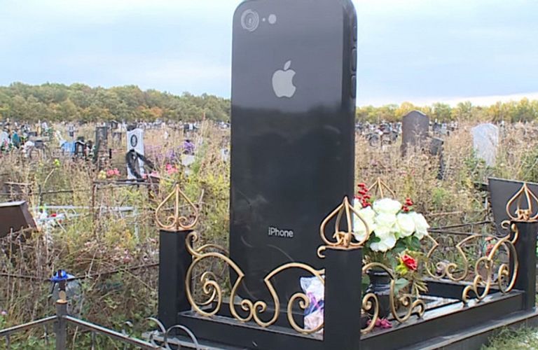 شاهد قبر على هيئة آيفون
