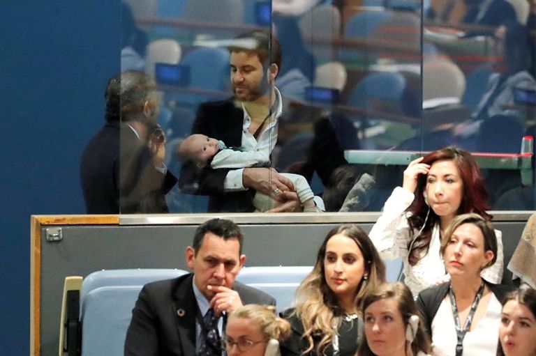 رضيعة رئيسة وزراء نيوزيلندا تخطف الأضواء باجتماعات الأمم المتحدة- أ.ف.ب