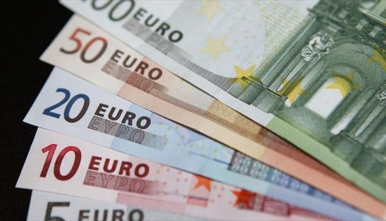 اليورو يهبط مقابل الدولار