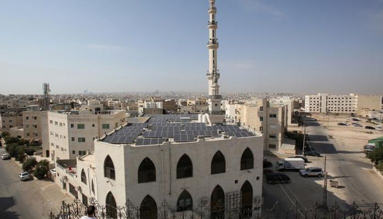 140 لوحا شمسيا فوق سطح مسجد حمدان القرع في جنوب عمان