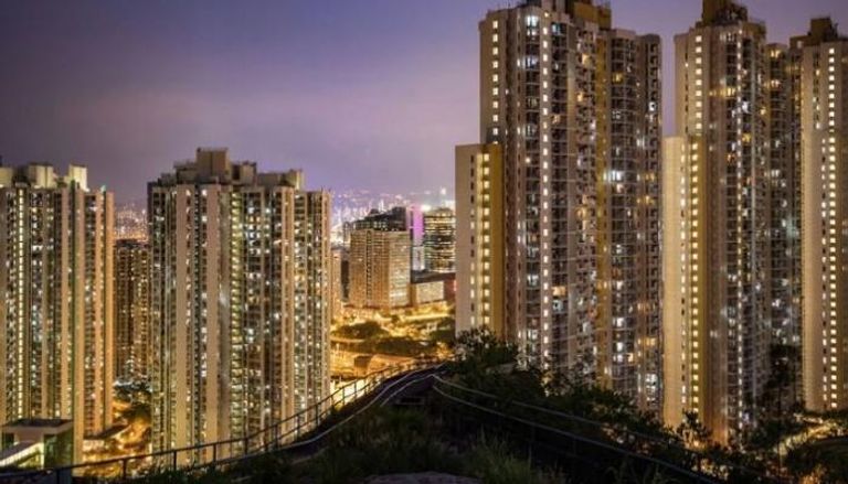 مبان سكنية مضيئة في هونج كونج