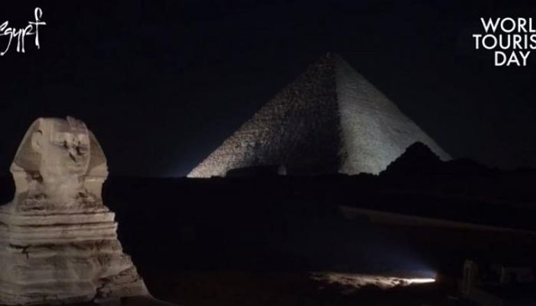 مصر تضيء الأهرامات وأبوالهول احتفالا بيوم السياحة العالمي
