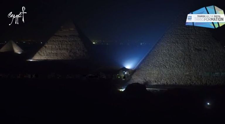 مصر تضيء الأهرامات وأبوالهول احتفالا بيوم السياحة العالمي