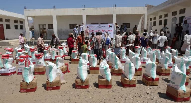 توزيع المساعدات على سكان منطقة غيل بن يمين 