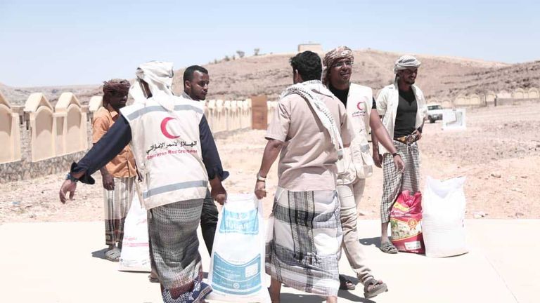 توزيع المساعدات على سكان منطقة غيل بن يمين 