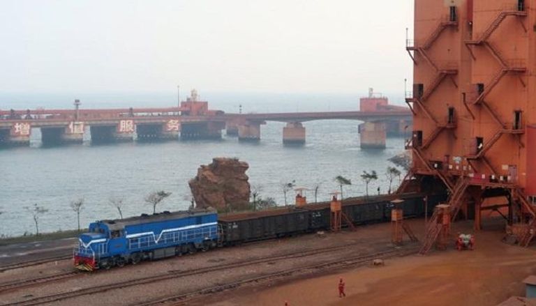 قطار شحن بضائع في ميناء داليان بالصين - رويترز