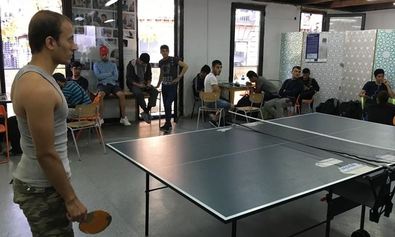 لاجئون إيرانيون يلعبون تنس الطاولة إحدى الأسواق في إيران - أرشيفية