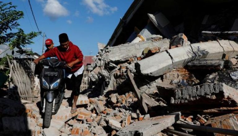 عشرات القتلى بسبب زلزال وتسونامي في إندونيسيا