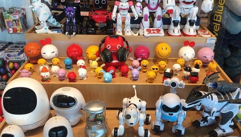 مجموعة من الروبوتات التعليمية معروضة في أحد المتاجر الروبوتات في الصين.. جليسة أطفال ومعلم