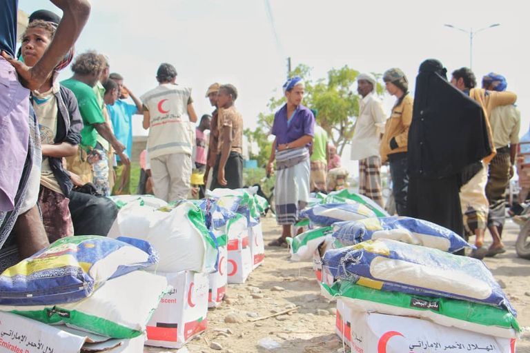 الهلال الأحمر الإماراتي يمد يد العون للنازحين في زنجبار