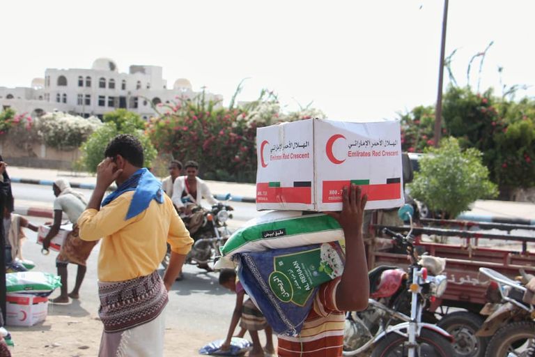 الهلال الأحمر الإماراتي يمد يد العون للنازحين في زنجبار