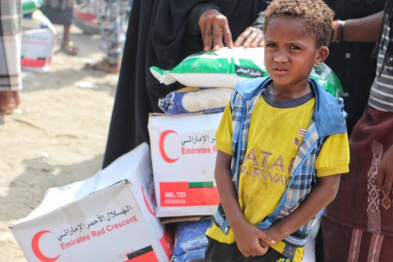 الهلال الأحمر الإماراتي يمد يد العون للنازحين في زنجبار