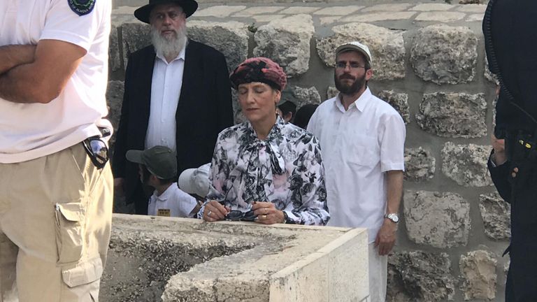 مستوطنون يؤدون صلوات تلمودية مُسنة فلسطينية تتحدى قطعان المستوطنين في الأقصى