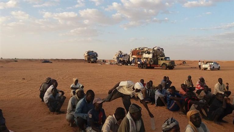 مهاجرون غير شرعيون في الجنوب الليبي  طفلتان في مخيم بالجنوب الليبي - أرشيفية