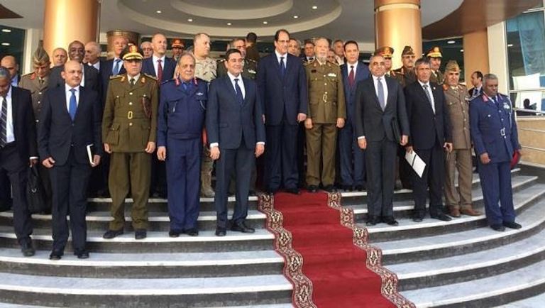 اجتماعات القادة العسكريين الليبيين في القاهرة  طفلتان في مخيم بالجنوب الليبي - أرشيفية