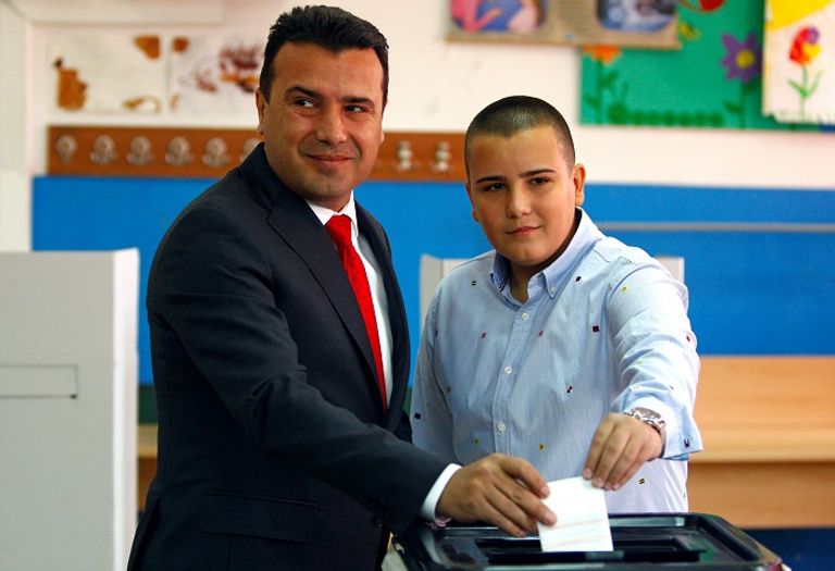 رئيس وزراء مقدونيا زوران زائيف وابنه دوشكو خلال الاستفتاء