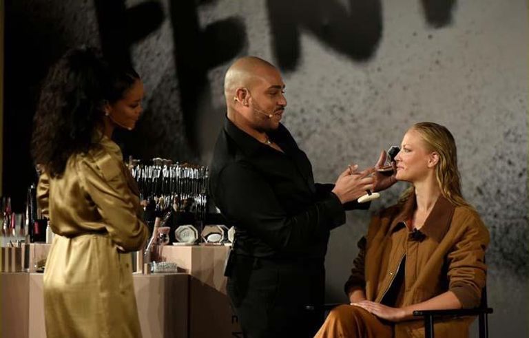 ريانا خلال الورشة التدريبة للمكياج في دبي ريهانا خلال الورشة التدريبية للمكياج في دبي