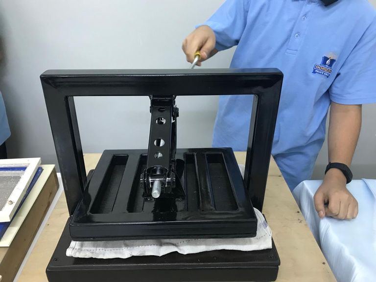 3 إماراتيين يبتكرون جهازا لإعادة تدوير الورق بمدرستهم