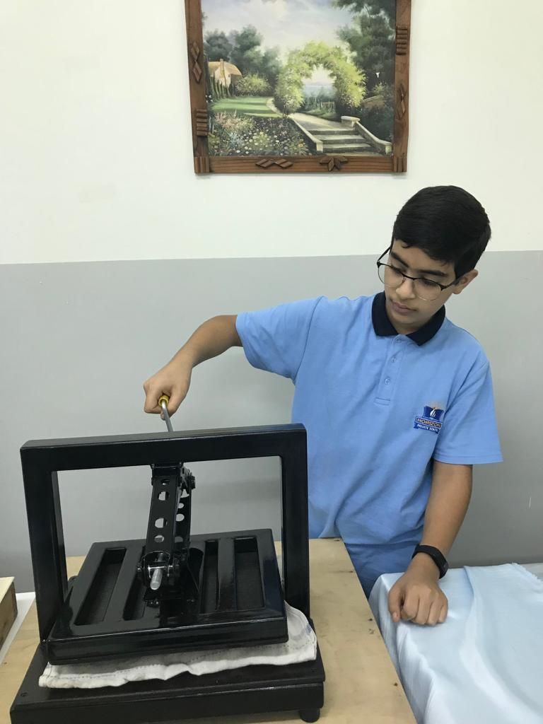 3 إماراتيين يبتكرون جهازا لإعادة تدوير الورق بمدرستهم