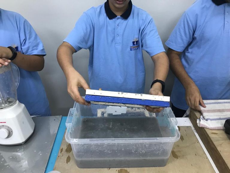 3 إماراتيين يبتكرون جهازا لإعادة تدوير الورق بمدرستهم