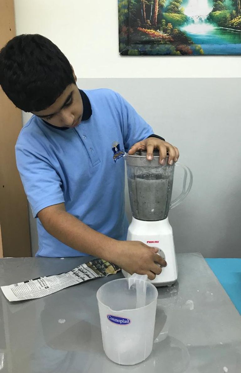 3 إماراتيين يبتكرون جهازا لإعادة تدوير الورق بمدرستهم