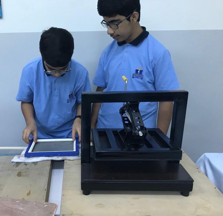 3 إماراتيين يبتكرون جهازا لإعادة تدوير الورق بمدرستهم