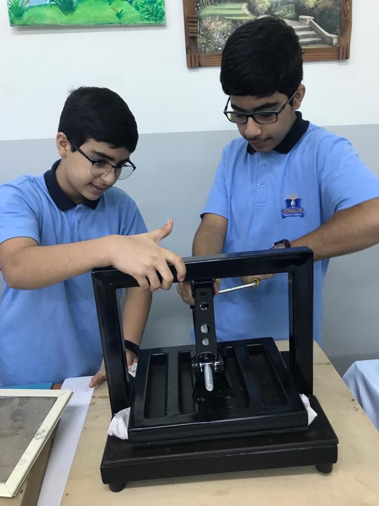 3 إماراتيين يبتكرون جهازا لإعادة تدوير الورق بمدرستهم