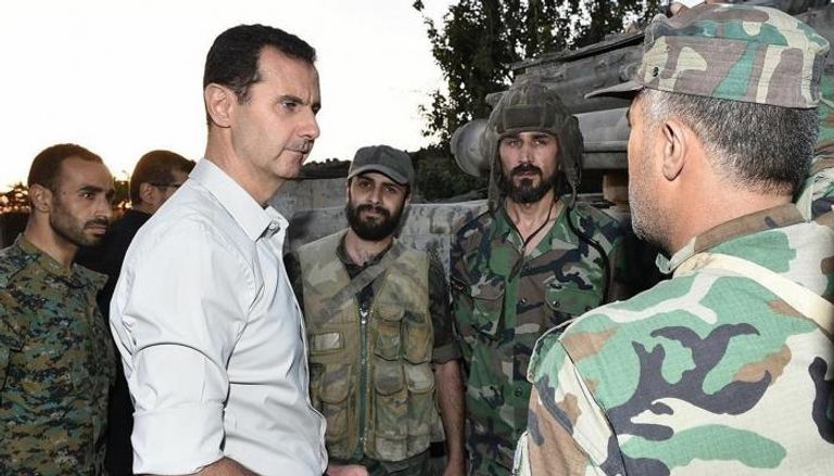 الأسد وسط عدد من جنود الجيش السوري- أرشيفية