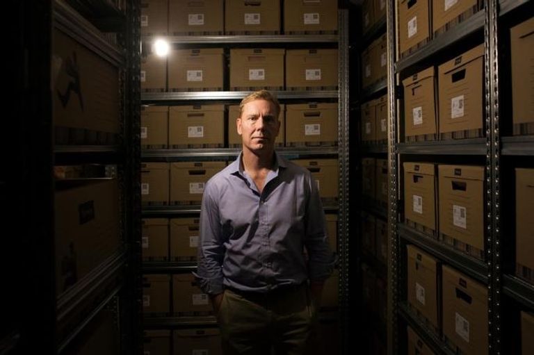 محقق جرائم الحرب بيل وايلي في مخبأ الوثائق الأسد وسط عدد من جنود الجيش السوري- أرشيفية