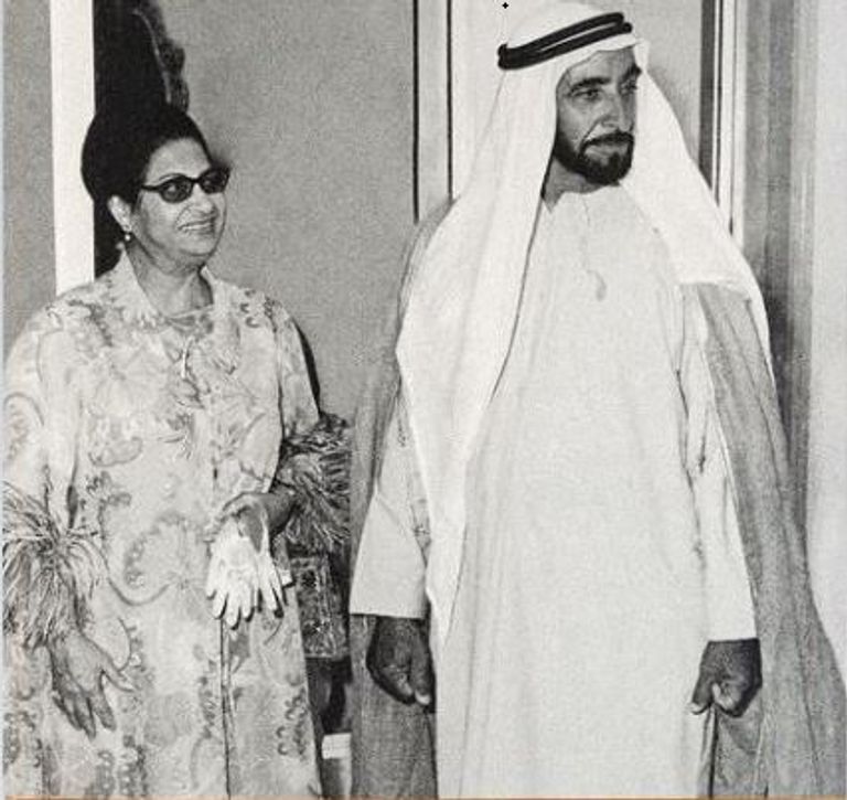 أثناء تسلم كتاب "أم كلثوم في أبوظبي"