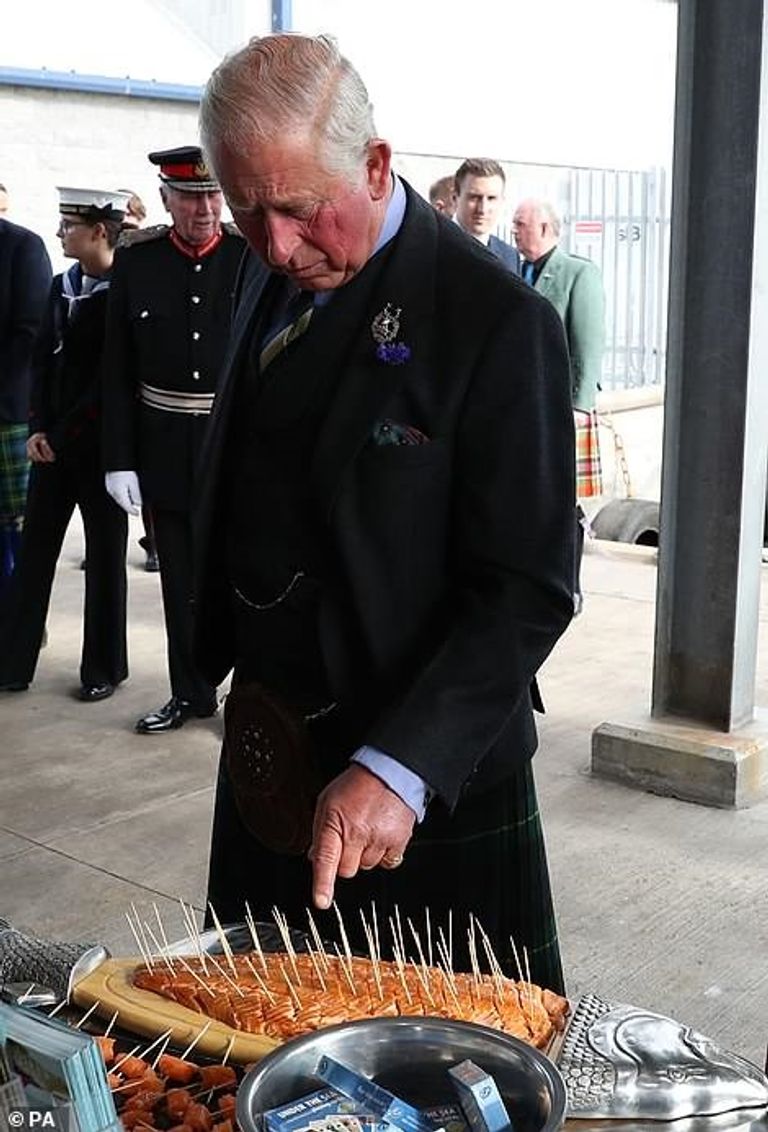 الأمير تشارلز خلال افتتاح سوق الأسماك في اسكتلندا