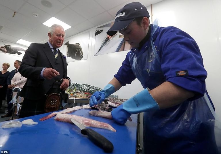 الأمير تشارلز خلال افتتاح سوق الأسماك في اسكتلندا