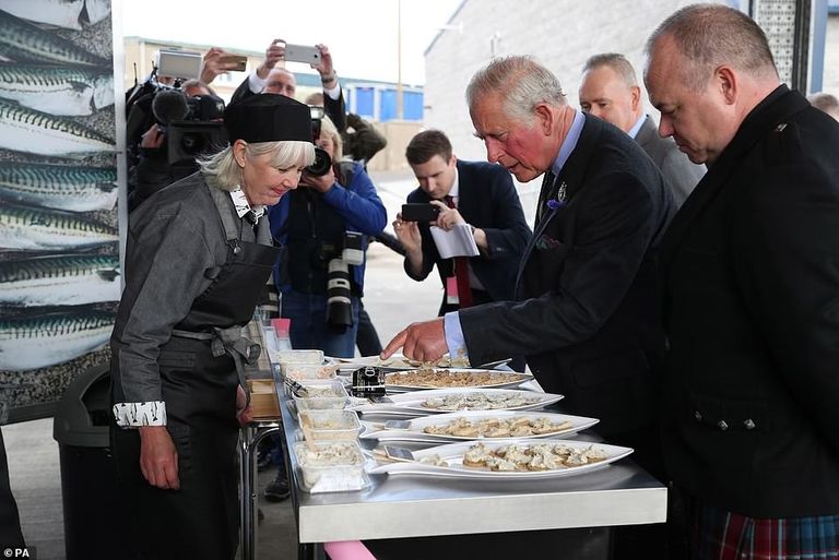 الأمير تشارلز خلال افتتاح سوق الأسماك في اسكتلندا