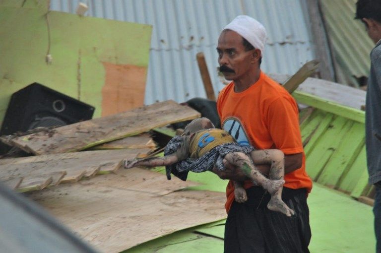 عشرات الأشخاص لا يزالون تحت الأنقاض