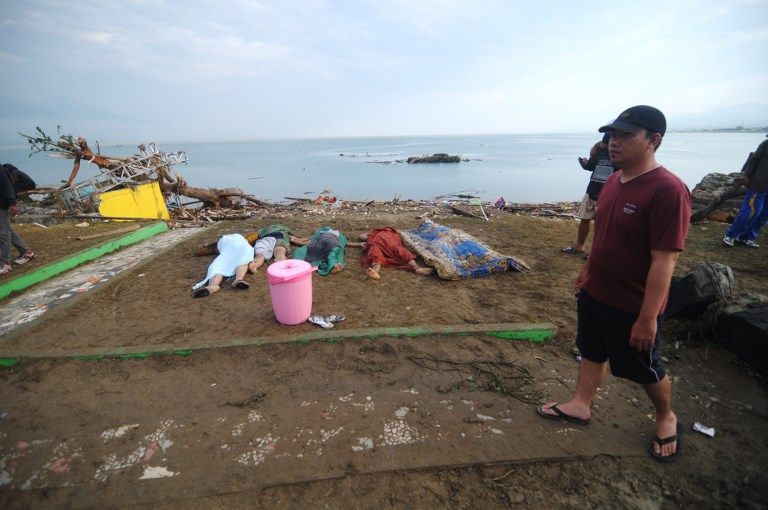 عشرات الأشخاص لا يزالون تحت الأنقاض