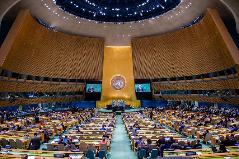 الشيخ عبـدالله بن زايد آل نهيان خلال كلمته أمام الأمم المتحدة الشيخ عبدالله بن زايد آل نهيان خلال كلمته بالأمم المتحدة